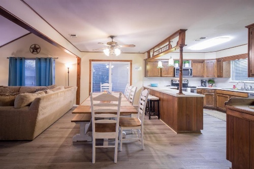 Texas Rose Lodge Home image 7